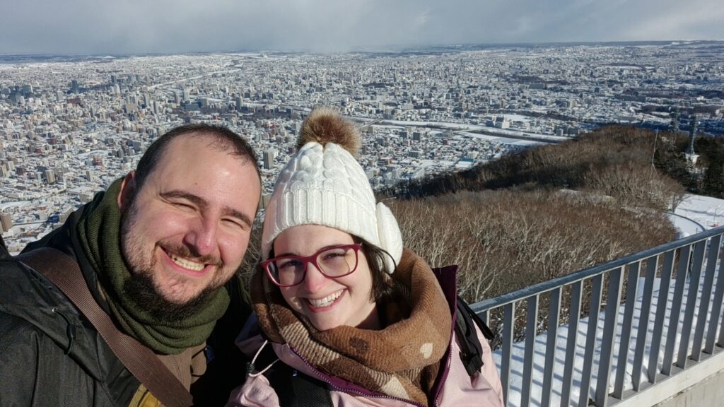 Patrosca y Jube en un mirador nevado de Japón
