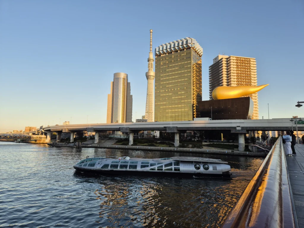 Río Sumida en Asakusa con la Tokyo Skytree al fondo