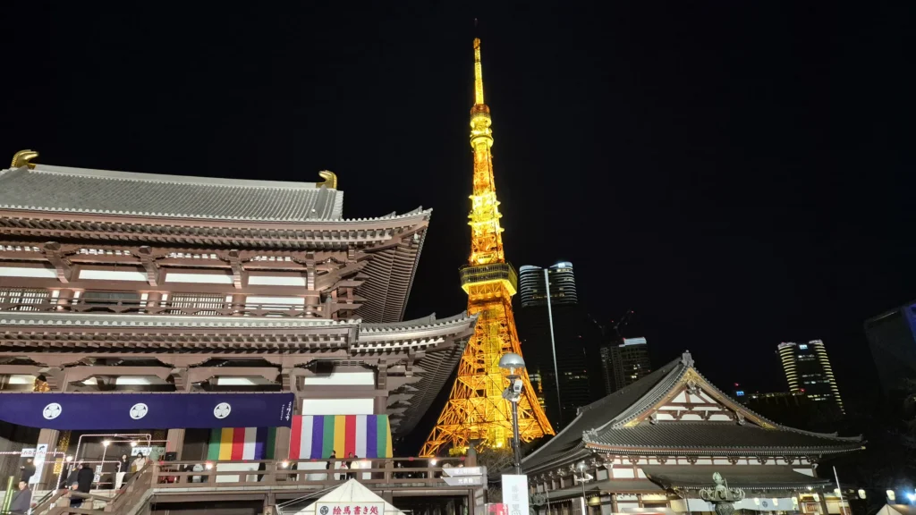 Templo Zōjō-ji de noche con la Tokyo Tower iluminada